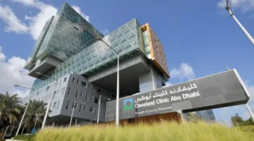 إجراء أول عملية جراحية بالروبوت لاستئصال ورم نادر في الإمارات