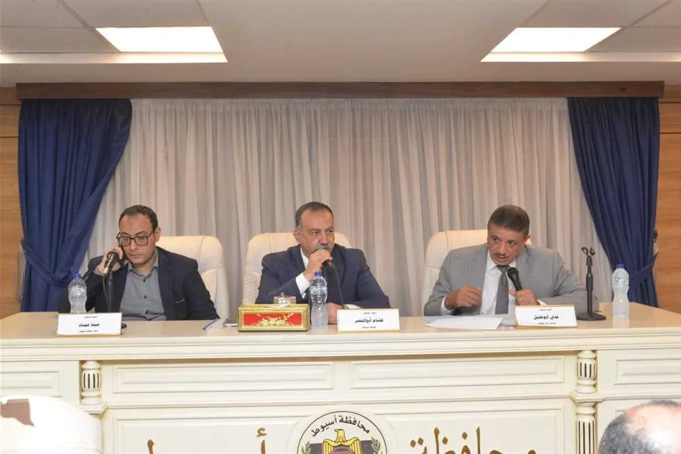 إجراءات عاجلة من محافظ أسيوط لترشيد استهلاك الطاقة عبر تقليل إضاءة الشوارع والميادين إجراءات عاجلة من محافظ أسيوط لترشيد استهلاك الطاقة عبر تقليل إضاءة الشوارع والميادين