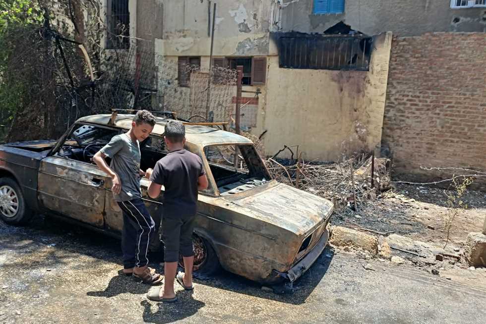 إخماد حريق في سيارة امتد إلى منزل في مدينة الأقصر إخماد حريق في سيارة امتد إلى منزل في مدينة الأقصر