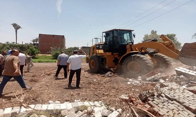 إزالة 7 تعديات وجمع 350 طن من النفايات في محافظة الأقصر خلال اليوم الرابع من العيد