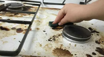 إزالة الدهون الصعبة: أسهل وأبسط طريقة لتنظيف الفرن دون عناء