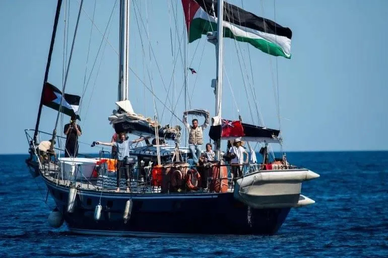 إسرائيل تزيل من على متن السفينة «مادلين» آخر ثلاثة نشطاء إلى الأردن. إسرائيل تزيل من على متن السفينة «مادلين» آخر ثلاثة نشطاء إلى الأردن.
