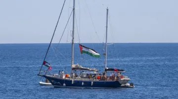 إسرائيل تطرد ناشطاً فرنسياً من طاقم سفينة مادلين.. ماذا سيكون مصير الباقين؟