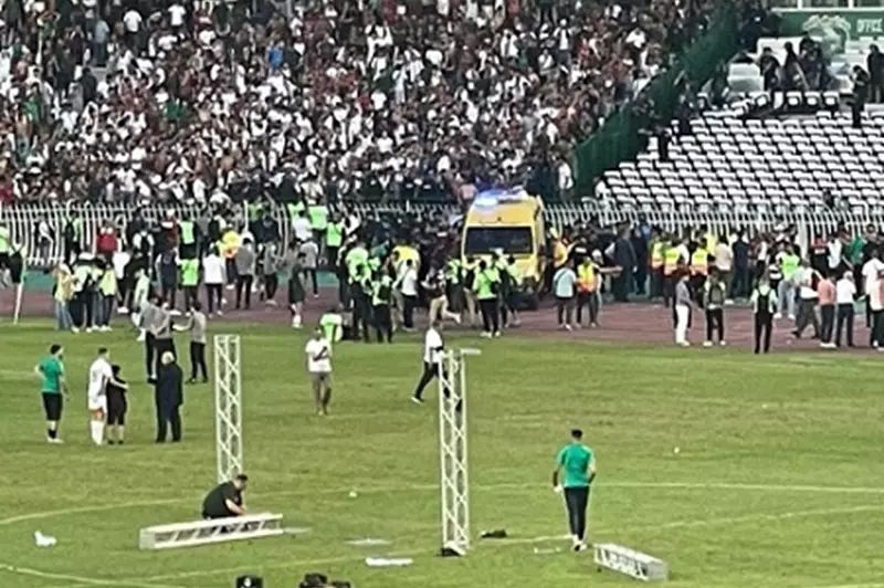 إصابات في المدرجات وإلغاء مراسم التتويج بعد فوز مولودية الجزائر بلقب الدوري إصابات في المدرجات وإلغاء مراسم التتويج بعد فوز مولودية الجزائر بلقب الدوري