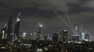 إصابات مباشرة في عدة مواقع إسرائيلية بعد قصف صواريخ إيرانية (فيديو)