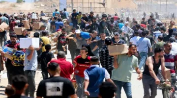 إصابة 20 فلسطينياً بنيران القوات الاحتلالية بالقرب من مركز توزيع المساعدات في وسط قطاع غزة.