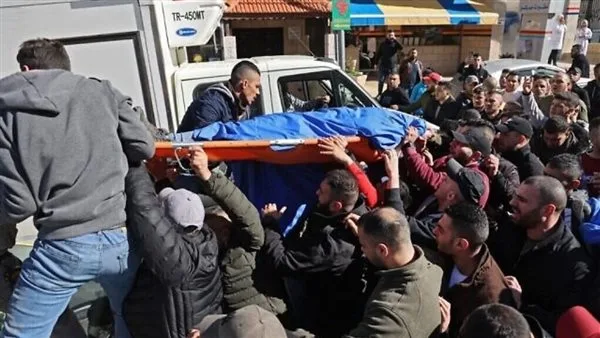 إصابة آخرين واستشهاد 11 فلسطينيًا، من بينهم أطفال، في غارة إسرائيلية على غزة.