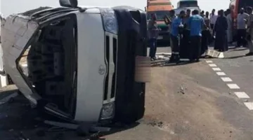 إصابة ثمانية أفراد نتيجة انقلاب ميكروباص على كوبري الفحص في بنها