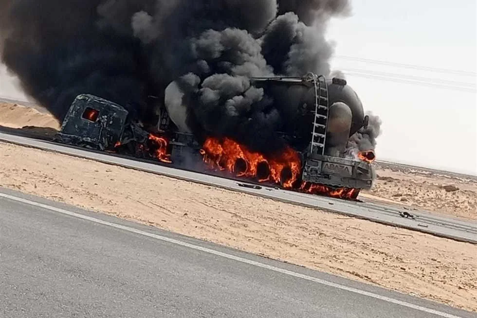 إصابة شخصين جراء اندلاع حريق في شاحنة وسط سيناء إصابة شخصين جراء اندلاع حريق في شاحنة وسط سيناء