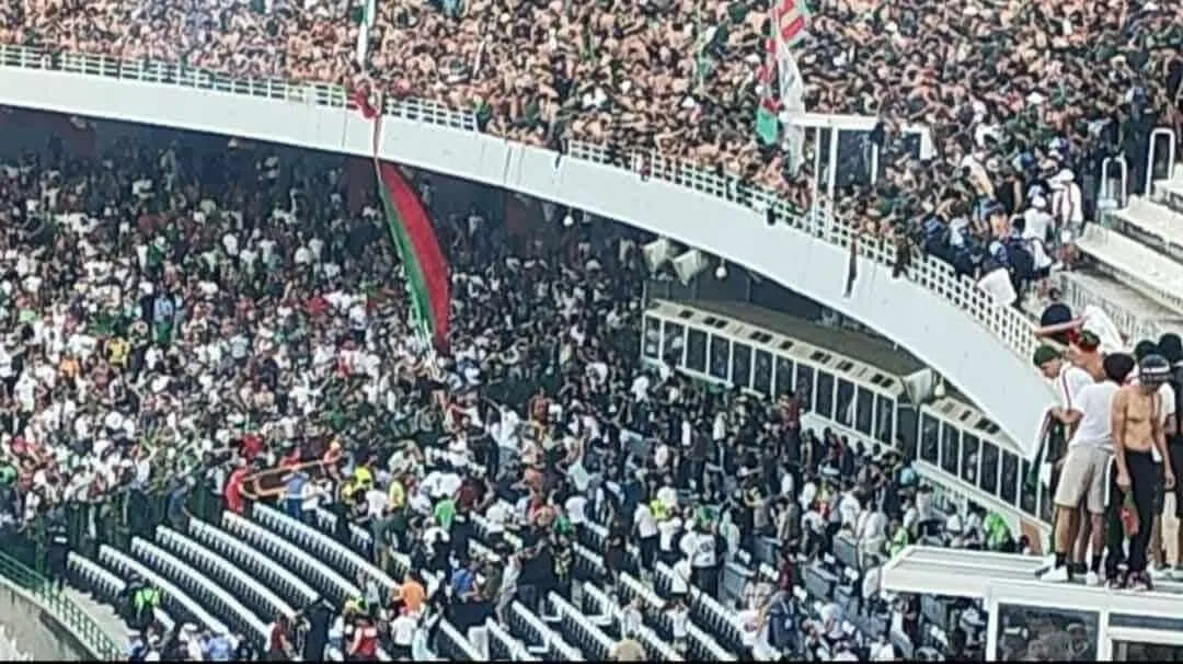 إصابة عدد من مشجعي مولودية الجزائر في ملعب 5 جويلية وإلغاء احتفالات الفوز باللقب إصابة عدد من مشجعي مولودية الجزائر في ملعب 5 جويلية وإلغاء احتفالات الفوز باللقب