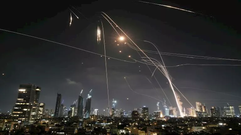 إعلام إسرائيلي: صاروخ إيراني في الهجوم الأخير مزود بعدة رؤوس حربية إعلام إسرائيلي: صاروخ إيراني في الهجوم الأخير مزود بعدة رؤوس حربية
