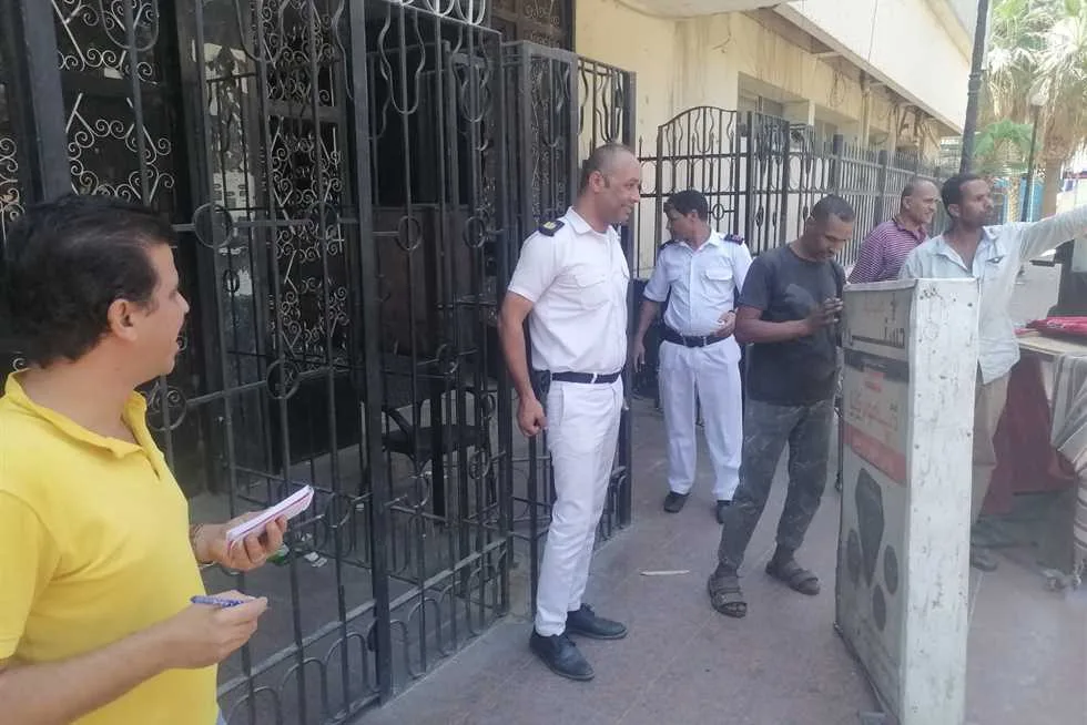 إغلاق 10 متاجر وتطهير المنطقة المحيطة بسكة الحديد ورفع 500 حالة تعدٍ في أسوان إغلاق 10 متاجر وتطهير المنطقة المحيطة بسكة الحديد ورفع 500 حالة تعدٍ في أسوان