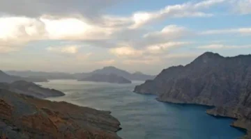 إغلاق مضيق هرمز: تأثير سلبي على آسيا وفوائد لشركات الطاقة الأمريكية