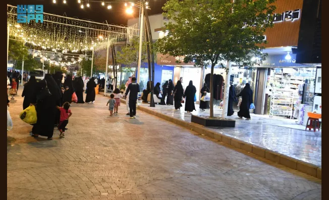 إقبال كبير للمتسوقين في أسواق حائل استعدادًا لعيد الأضحى إقبال كبير للمتسوقين في أسواق حائل استعدادًا لعيد الأضحى