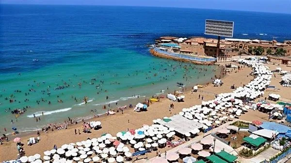 إقبال واسع على شواطئ الإسكندرية ونداءات هامة للزوار.