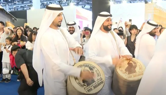 إقبال واسع على “فرق التراث الإماراتي” في معرض الكتاب ببكين إقبال واسع على “فرق التراث الإماراتي” في معرض الكتاب ببكين