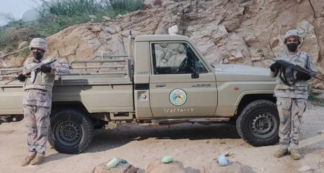 إلقاء القبض على أربعة أشخاص خالفوا نظام أمن الحدود بتهمة تهريب 267 كيلوغرامًا من القات في منطقة عسير. إلقاء القبض على أربعة أشخاص خالفوا نظام أمن الحدود بتهمة تهريب 267 كيلوغرامًا من القات في منطقة عسير.