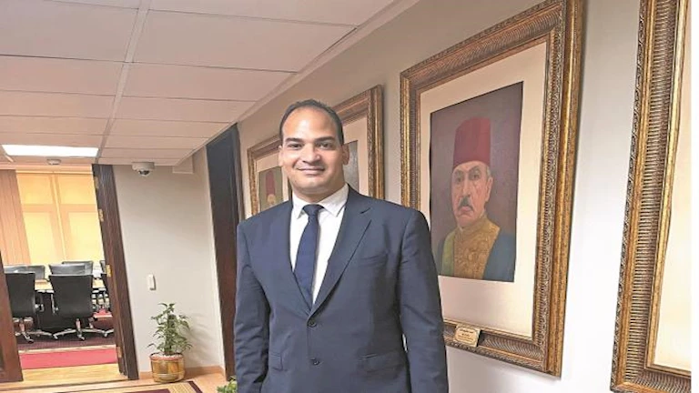 إلقاء القبض على المحتال في تجارة السيارات في الإمارات.. والضحايا يطلبون من أبوظبي تسليمه. إلقاء القبض على المحتال في تجارة السيارات في الإمارات.. والضحايا يطلبون من أبوظبي تسليمه.