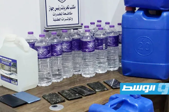 إلقاء القبض على تاجر مخدرات وكحول “خطير” في بنغازي إلقاء القبض على تاجر مخدرات وكحول “خطير” في بنغازي