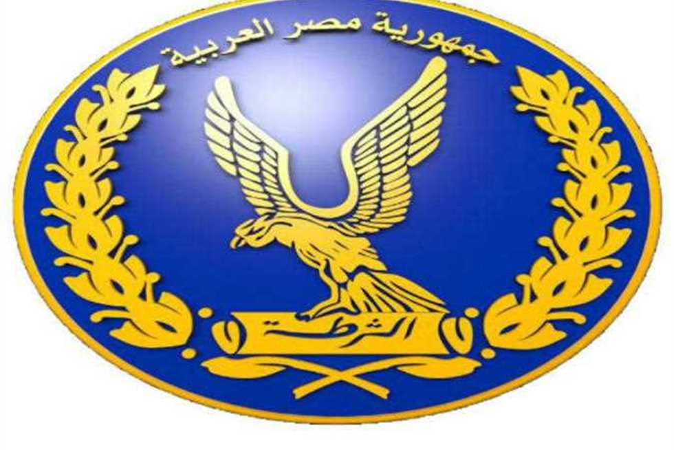 إلقاء القبض على سائق سيارة خاصة بتهمة تنفيذ استعراضات خطيرة في القاهرة بعد أن سمح لشخص بالجلوس أعلى سيارته. إلقاء القبض على سائق سيارة خاصة بتهمة تنفيذ استعراضات خطيرة في القاهرة بعد أن سمح لشخص بالجلوس أعلى سيارته.