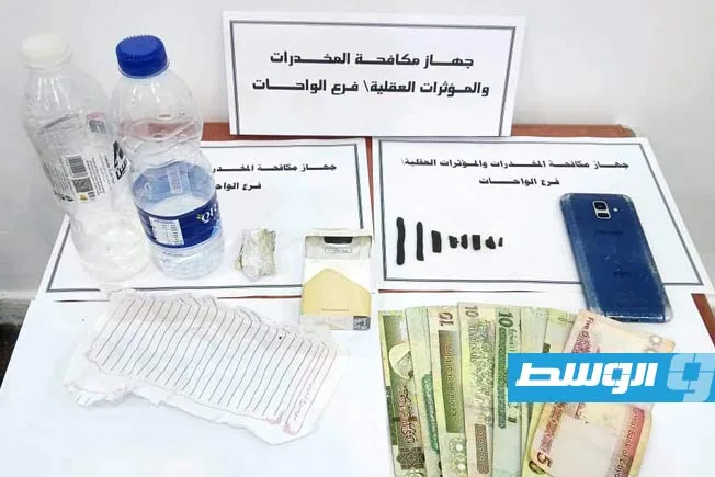 إلقاء القبض على سائق شاحنة بتهمة حيازة مخدرات قرب اجخرة إلقاء القبض على سائق شاحنة بتهمة حيازة مخدرات قرب اجخرة