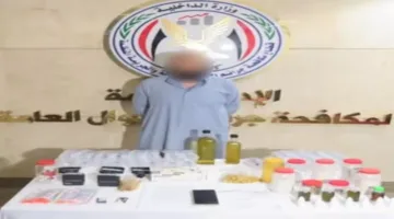 إلقاء القبض على شخص ادعى أنه طبيب ويقوم بإدارة مؤسسة تعليمية مزيفة في القاهرة