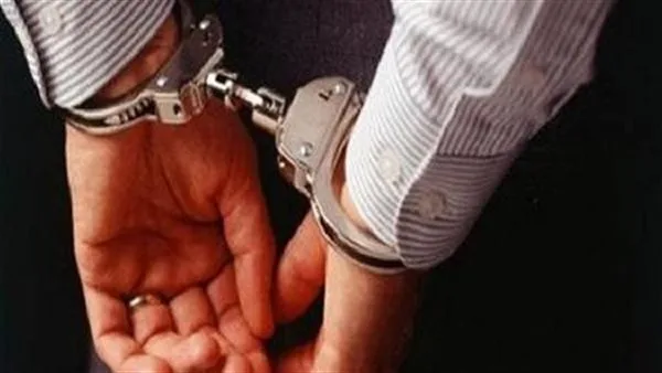 إلقاء القبض على شخص بتهمة انتحال صفة مسؤول حكومي في الجيزة إلقاء القبض على شخص بتهمة انتحال صفة مسؤول حكومي في الجيزة