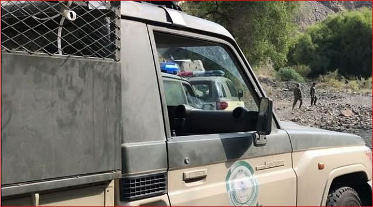 إلقاء القبض على شخص مخالف لنظام حماية الحدود أثناء تهريبه 46 كيلوغرامًا من القات في منطقة عسير. إلقاء القبض على شخص مخالف لنظام حماية الحدود أثناء تهريبه 46 كيلوغرامًا من القات في منطقة عسير.