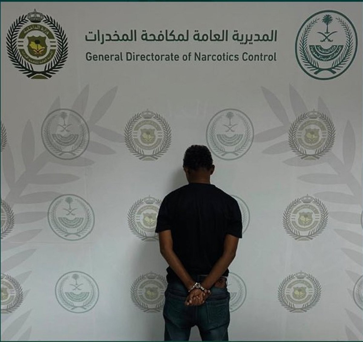 إلقاء القبض على مخالف لقوانين أمن الحدود في منطقة الباحة بتهمة ترويج الأمفيتامين إلقاء القبض على مخالف لقوانين أمن الحدود في منطقة الباحة بتهمة ترويج الأمفيتامين