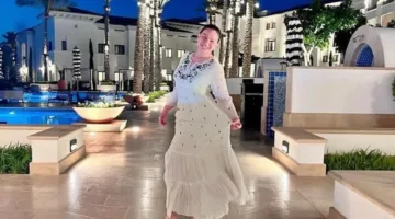 إلهام شاهين تشارك صورًا من الساحل وترد على معجبة تطالبها بأداء فريضة الحج