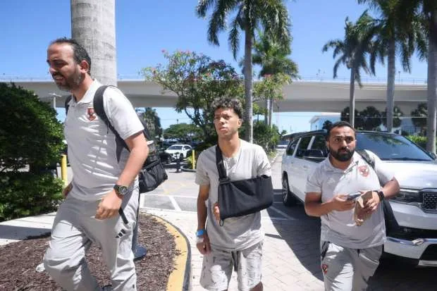 إمام عاشور يصل إلى فندق الأهلي بعد إجراء عملية جراحية ناجحة (صور) إمام عاشور يصل إلى فندق الأهلي بعد إجراء عملية جراحية ناجحة (صور)