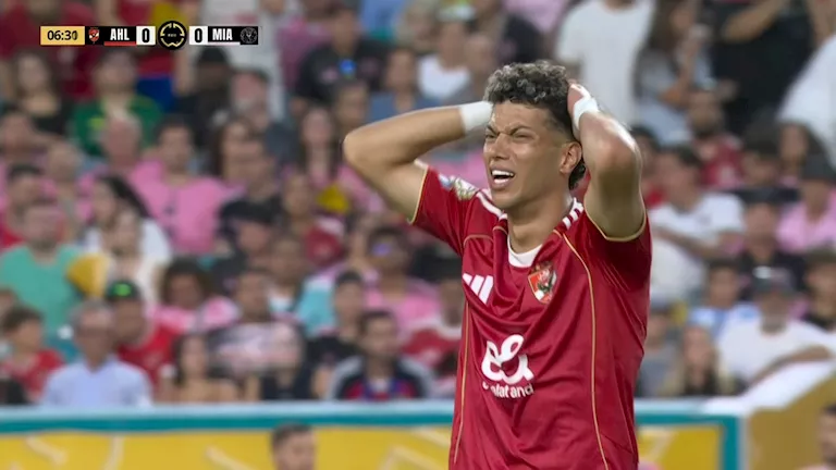 إمام عاشور يقدّم الدعم لنجوم الأهلي قبل مواجهة بورتو في كأس العالم للأندية. إمام عاشور يقدّم الدعم لنجوم الأهلي قبل مواجهة بورتو في كأس العالم للأندية.