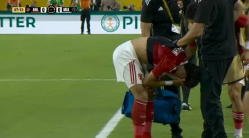 إمام عاشور ينهار بالبكاء بعد تعرضه للإصابة في مباراة الأهلي مع إنتر ميامي
