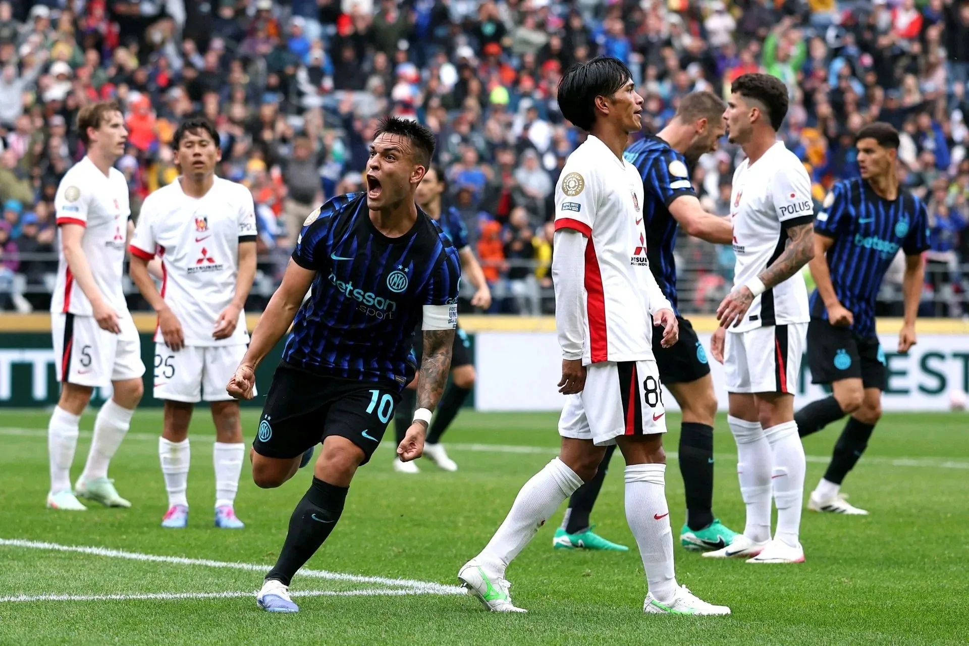 إنتر ميلان يحقق انتصارًا مدهشًا على أوراوا ويتصدر مجموعته في بطولة كأس العالم للأندية. إنتر ميلان يحقق انتصارًا مدهشًا على أوراوا ويتصدر مجموعته في بطولة كأس العالم للأندية.