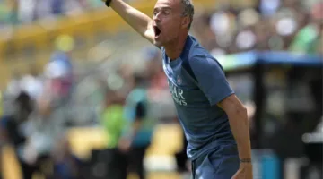 إنريكي يتهكم على الملاعب في كأس العالم للأندية: الكرة تنط كما الأرنب.
