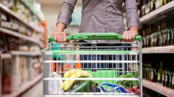إنفاق الأمريكيين على السلع والخدمات ينخفض للمرة الأولى هذا العام.