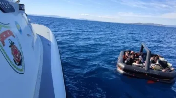إنقاذ مهاجرين، من بينهم أطفال، قبالة شواطئ مدينة إزمير التركية.