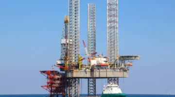 إيران تستهدف القواعد الأميركية وتؤدي لانخفاض أسعار النفط بأكثر من 7%