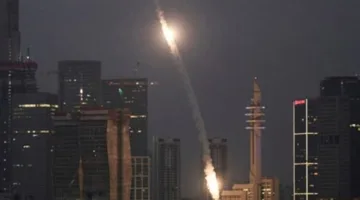 إيران تشن هجومًا صاروخيًا على إسرائيل وحيفا تتعرض للقصف.