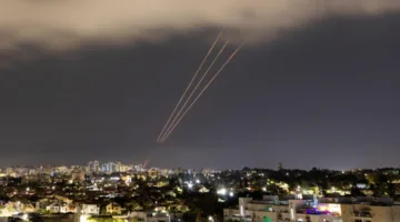إيران شنت هجومًا بـ 370 صاروخًا و100 طائرة مسيرة باتجاه إسرائيل حتى الآن