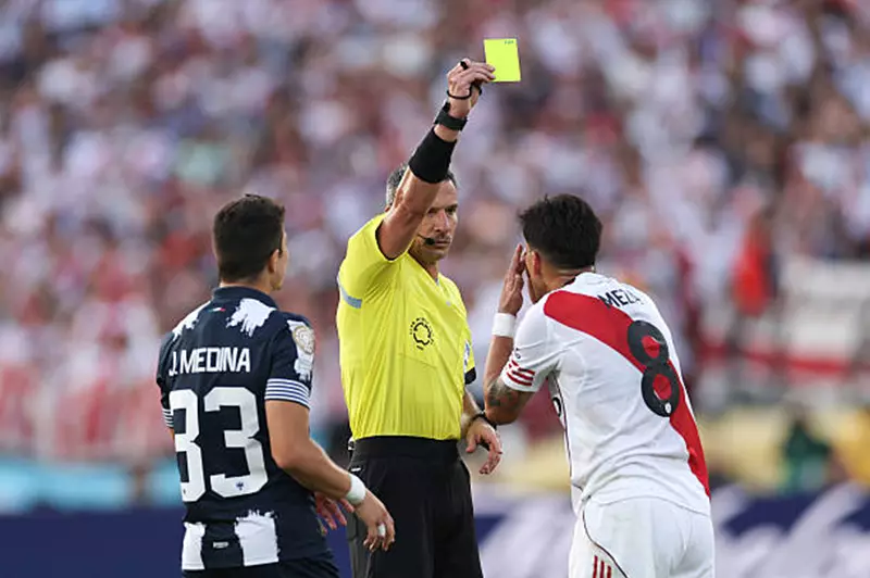 إيقاف ثلاثة لاعبين من ريفر بليت في نفس المركز خلال كأس العالم للأندية إيقاف ثلاثة لاعبين من ريفر بليت في نفس المركز خلال كأس العالم للأندية