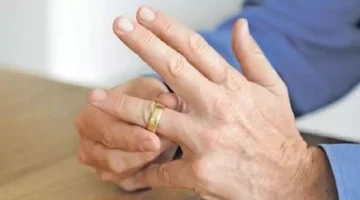 ابنة تفشي سرًا يدفع والدها للانفصال عن زوجته بينما عم سيد يزور شقتنا وغائب عنها