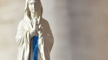 اتبعت طرقاً احتيالية لجني الأموال… زعمت أن تمثالاً للعذراء ينزف دماً!