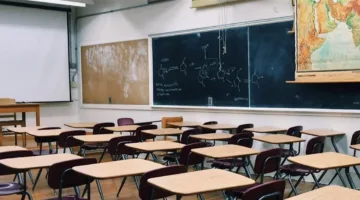 احتجاج المعلمين المتعاقدين: للمطالبة بصرف جميع المستحقات ومنح بدل الإنتاجية