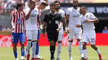 احتجاج على القرار وحديث سيميوني مع تيليس.. أبرز مشاهد مباراة أتلتيكو مدريد وبوتافوجو (صور)