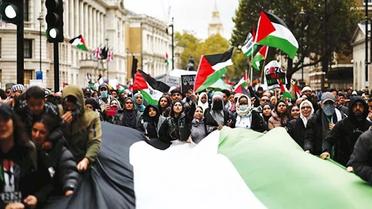 احتجاجات في المدن الأوروبية لإنهاء الصراع في غزة وتقليل التوتر بين إسرائيل وإيران احتجاجات في المدن الأوروبية لإنهاء الصراع في غزة وتقليل التوتر بين إسرائيل وإيران