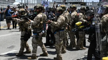 احتجاجات لليوم الخامس في لوس أنجلوس وفرض حظر تجول في وسط المدينة
