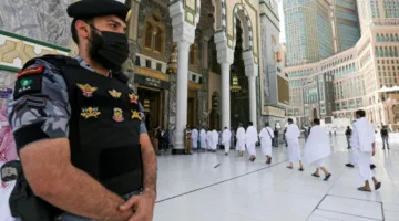 احتجاز 99 زائرًا يحملون تأشيرات زيارة بسبب انتهاكهم أنظمة وتعليمات الحج.