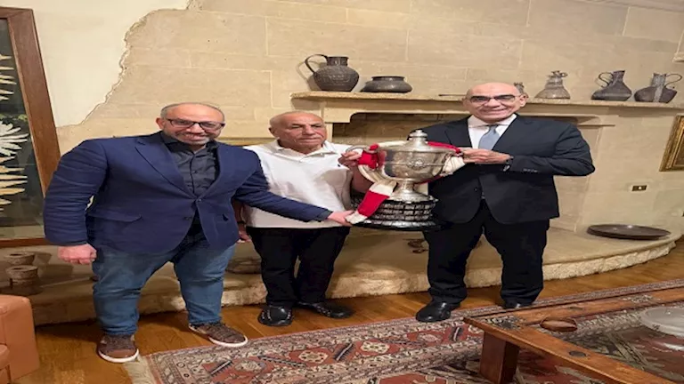 احتفالات الزمالك بالتتويج بالكأس تصل إلى بيت حسين لبيب احتفالات الزمالك بالتتويج بالكأس تصل إلى بيت حسين لبيب
