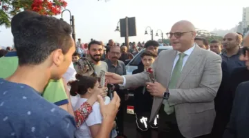 احتفالات العيد: محافظ القليوبية يشارك المواطنين الفرحة على الكورنيش